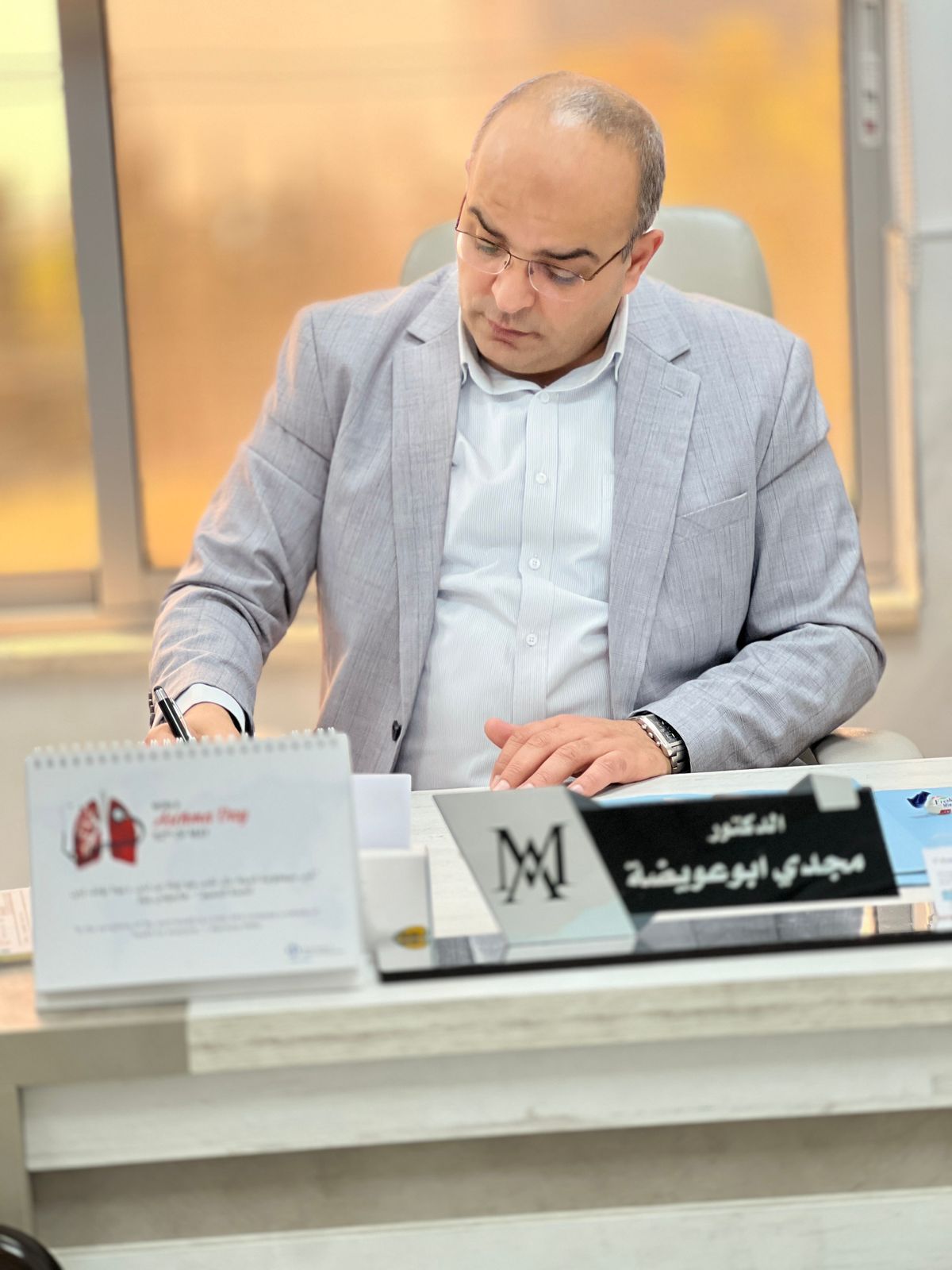 الدكتور مجدي أبو عويضة أثناء عمله